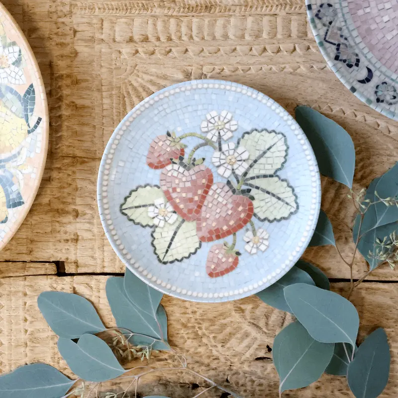 Chic Antique Chartres mosaiikkilautanen mansikoilla ø16cm, sininen/punainen