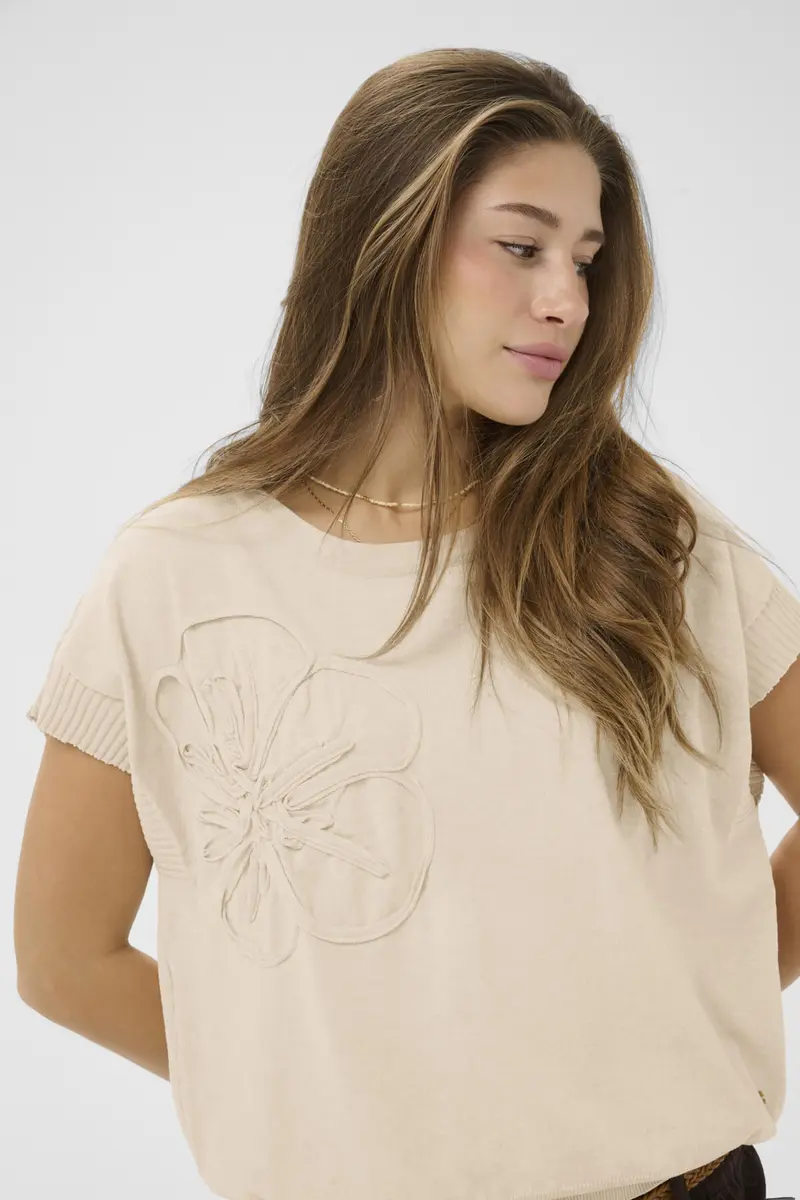 Cream CRDela neule kukka-aplikaatiolla, meleerattu beige