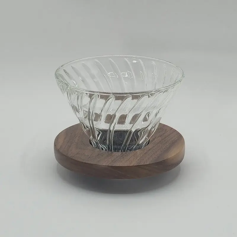 Hario V60 -lasidripperi saksanpähkinäpuulla, koko 02