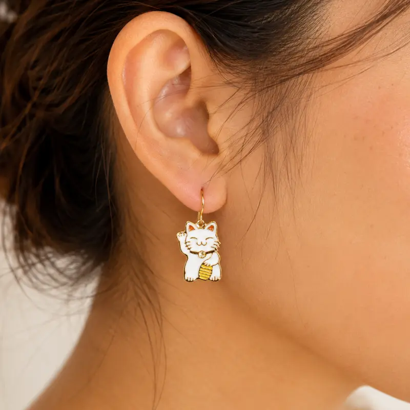 Japanilaiset Maneki-Neko-korvakorut, valkoiset ja kultaiset