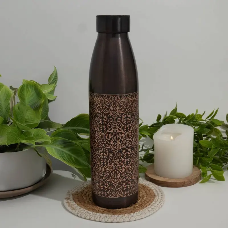 Kaiverrettu kuparipullo Antique 950 ml