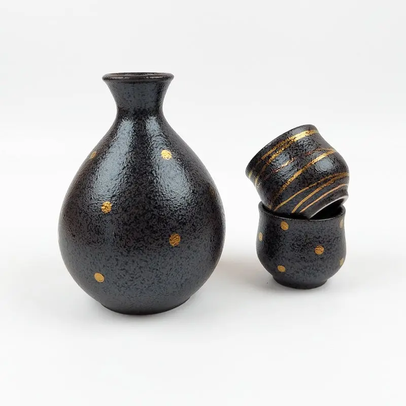 Käsintehty japanilainen sake-palvelu