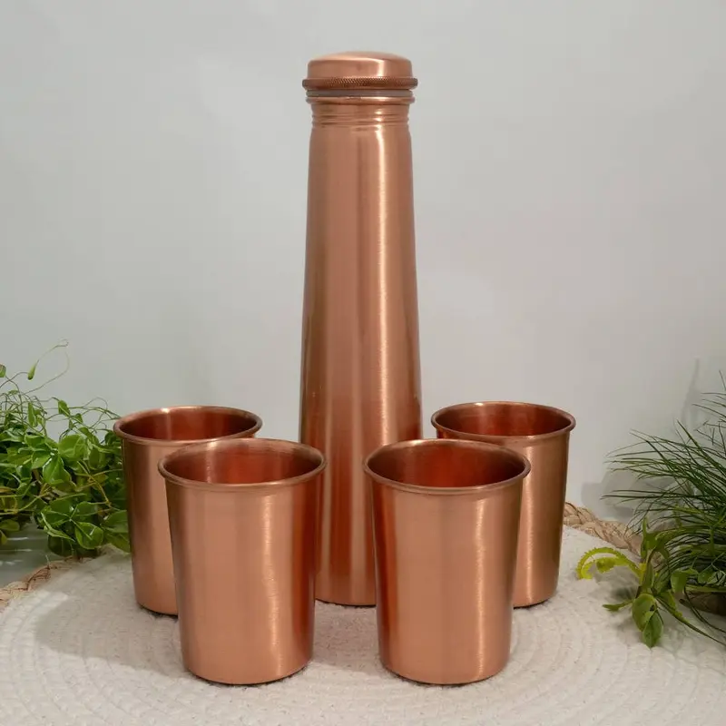 Käsintehty kuparinen juomasetti – 950ml pullo + 4 mukia