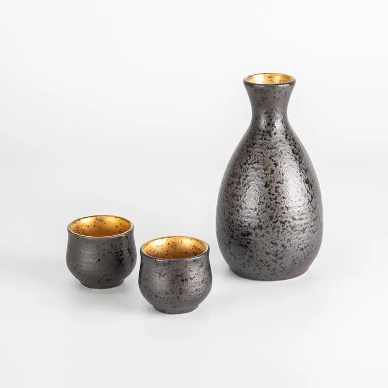 Kultainen japanilainen sake-setti