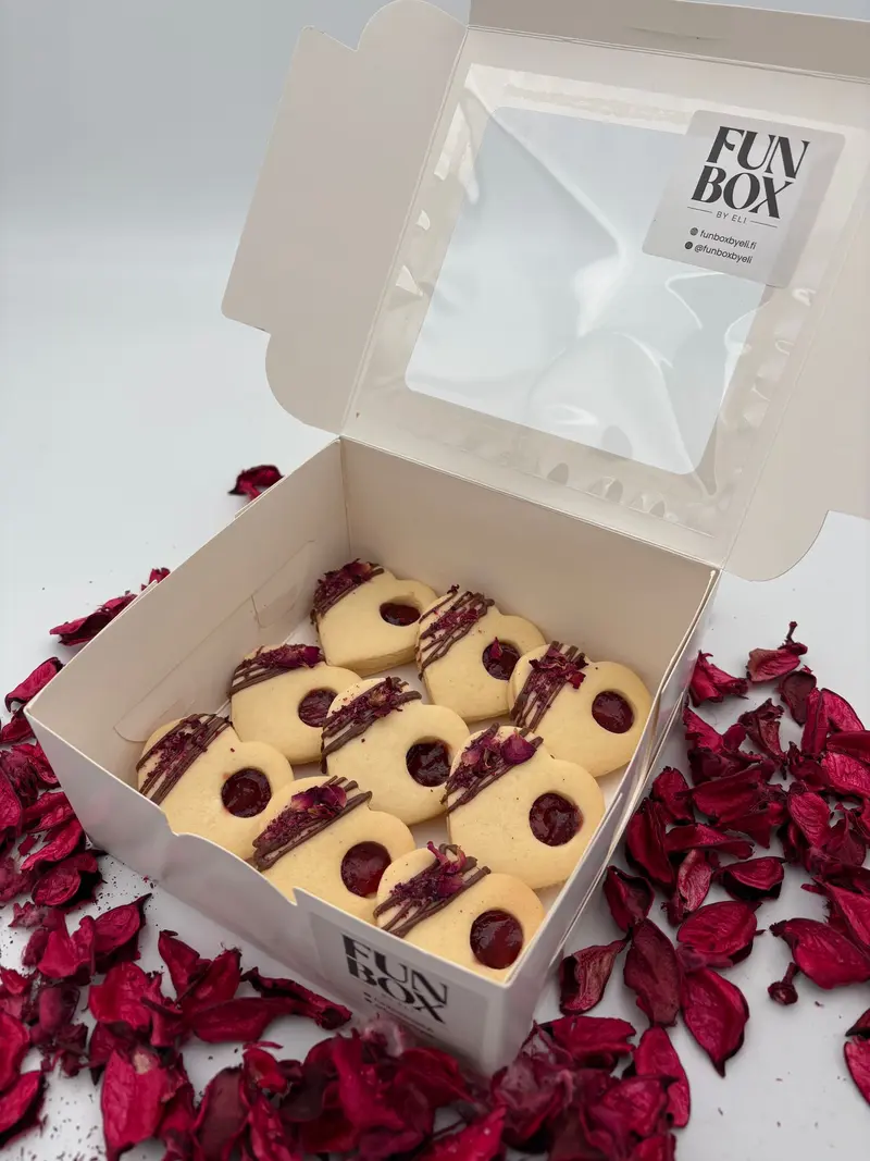 Rose & Berry Heart Cookies