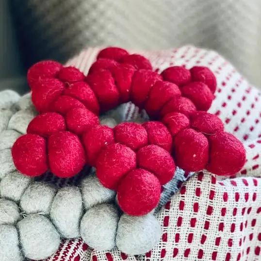 Svanefors Clara alunen huovutettua villaa ø20cm, punainen