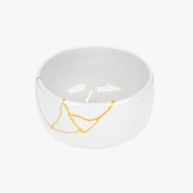 Valkoinen japanilainen matchakulho Kintsugi