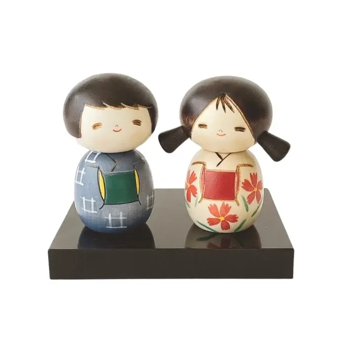Ystävyys Kokeshi-nuket